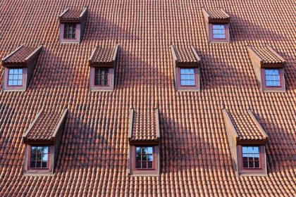 Dlaczego warto pokryć dach domu deską?