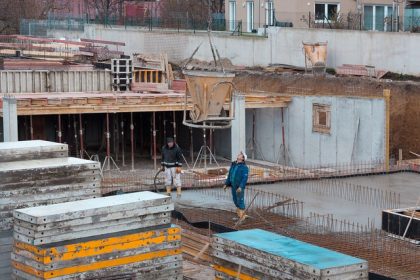 Jak wykonać fundament kolumnowy z rur szalunkowych