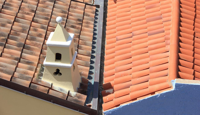 Jak zamontować osłony przeciwśnieżne na dachu pokrytym dachówką