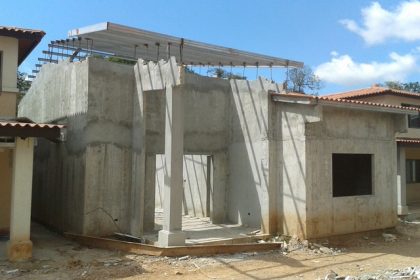Jaki rodzaj betonu jest potrzebny do wykonania pustaków?