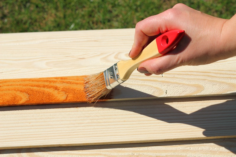 Jak dbać o drewniane meble ogrodowe?